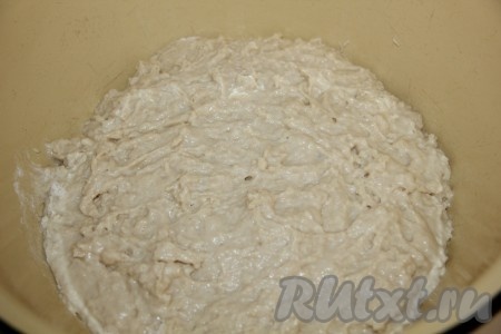 Оставляем тесто на 4 часа в теплом месте. За все время брожения обминаем тесто 2-3 раза. 