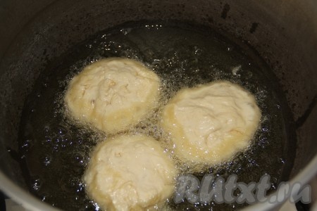 Жарим вкусные пончики в хорошо раскаленном казанке на растительном масле до золотистого цвета.
