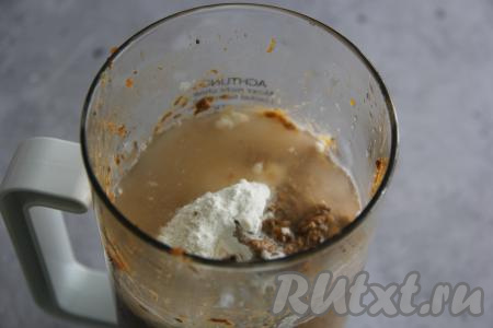 Снова пробить массу блендером, добавить сметану и муку. Вливать небольшими порциями воду и пробивать блендером, доводя грибную подливу до нужной консистенции. Добавляя постепенно воду, ориентируйтесь на то, насколько густую подливу вы хотите получить.