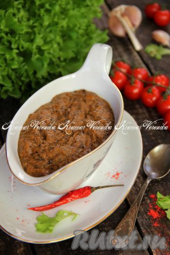 Влить подливу в кастрюлю, довести до кипения и потомить, помешивая, на небольшом огне 2-3 минуты. Вкусная, ароматная грибная подлива, приготовленная из замороженных грибов, станет отличным дополнением ко многим гарнирам (например, к макаронам, картофелю) или к мясным блюдам.