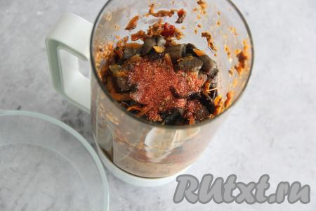 Обжаренные грибы с овощами пробить блендером, добавить соль, специи, томатную пасту.&nbsp;