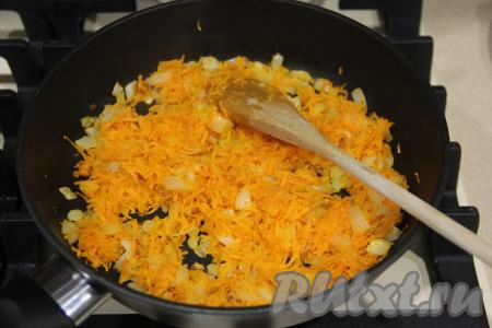 Обжаривать овощи вместе минут 6-7, помешивая.&nbsp;