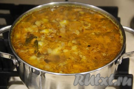 Готовый грибной суп накрыть крышкой, снять с огня и дать настояться минут 15.