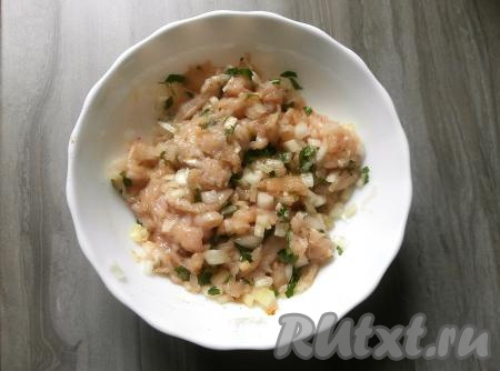 Хорошо перемешать куриную массу.