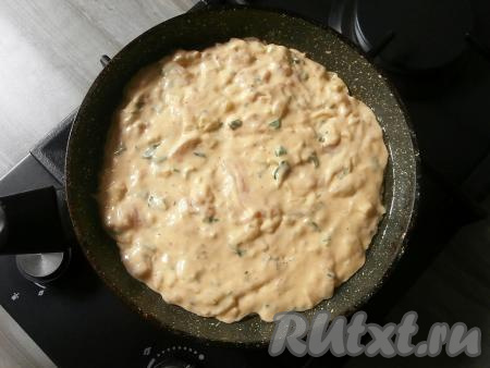 В сковороду влить растительное масло, смазав им и стенки. Сковорода у меня диаметром 20 см. Выложить тесто с курицей, разровнять.