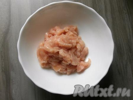 Вымытое куриное филе обсушить, а затем нарезать на тонкие пластины.