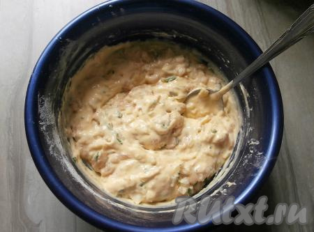 Смешать тесто с подготовленной куриной массой.