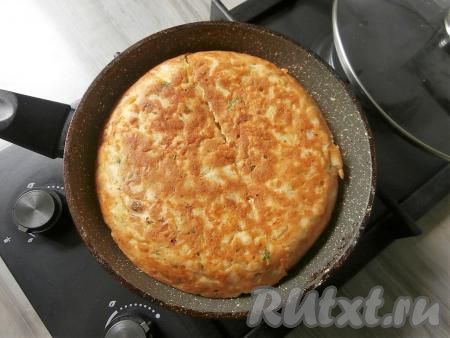 После этого аккуратно пирог перевернуть и готовить под крышкой ещё 10 минут.