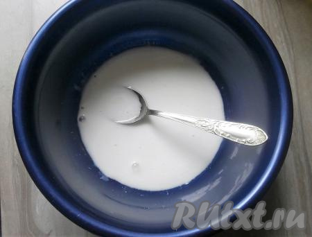 Кефир налить в миску (если холодный, дать постоять немного), всыпать соду, перемешать и оставить на 10 минут.