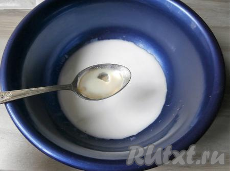 Добавить соль и растительное масло, перемешать.