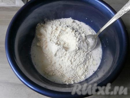 Всыпать частями муку, перемешивая тесто ложкой.
