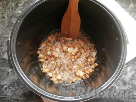 Выставить режим "Жарка" на 20 минут и, не закрывая крышку мультиварки, дать жиру вытопиться до получения шкварок, периодически помешивая.