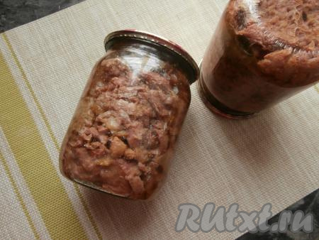 Закатать тушёнку прокипячёнными крышками.