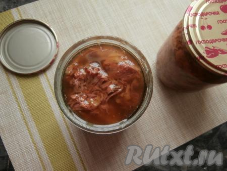 Разложить готовую тушенку по простерилизованным баночкам.