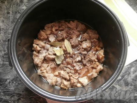 Выставить программу мультиварки "Томление" (или "Тушение", или "Холодец") на 4,5 часа, крышку закрыть. Через 4 часа добавить соль, лавровый лист, чёрный молотый перец и перемешать тушёнку. Готовить далее до сигнала под закрытой крышкой.