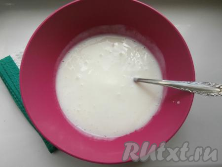 Теперь займёмся тестом, прежде всего кефир комнатной температуры нужно налить в миску, всыпать соду, хорошо перемешать и оставить, чтобы сода погасилась, минут на 7-10.