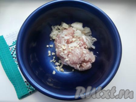 Вначале займёмся начинкой для наших ленивых беляшей. Для получения фарша нужно пропустить через мясорубку кусочки мяса (я взяла кусочки куриного мяса и свинины). Можно взять и покупной фарш. Луковицу и зубчик чеснока мелко нарезать, выложить к фаршу.