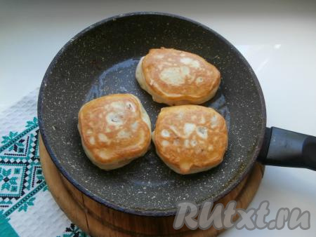 Ленивые беляши жарить на среднем огне до румяности, затем перевернуть.