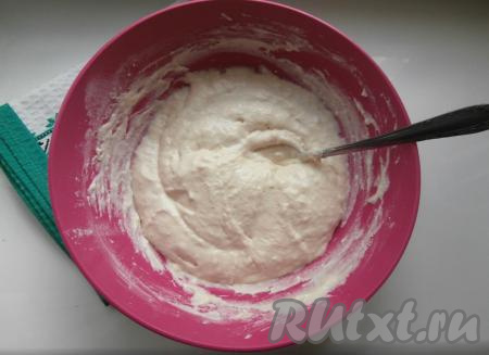 Перемешать ложкой, тесто должно получиться в меру густым, однородным, будет похожим на тесто для оладьи.