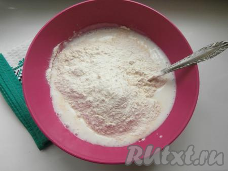 По истечении 7-10 минут в смесь кефира и соды всыпать соль, сахар и муку.
