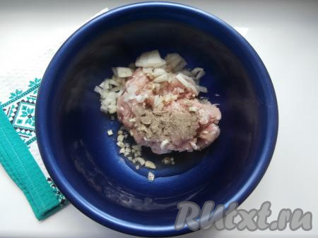 Посолить фарш, поперчить и влить к нему холодную воду.