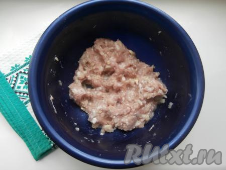 Тщательно фарш перемешать.