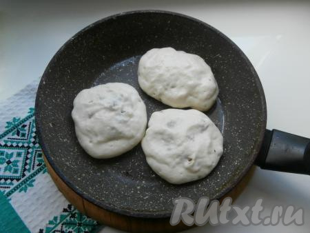 Сверху фарш закрыть ещё 1 столовой ложкой теста.