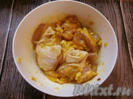 Куриное мясо хорошо перемешать.