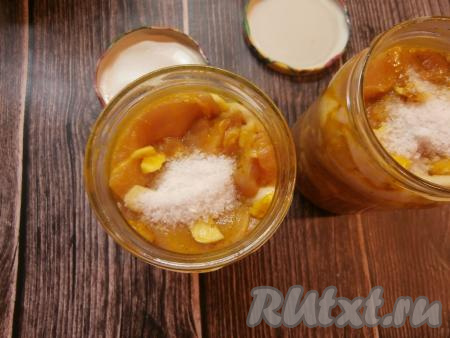 Наполнить банки куриным мясом на 2/3 объёма. Всыпать в каждую баночку по 1 чайной ложке соли.