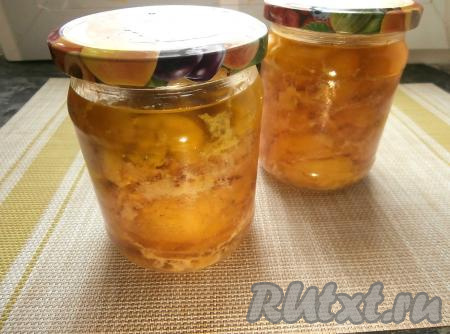 Стерилизовать (готовить) тушёнку из курицы в кастрюле на небольшом огне 4-4,5 часа, после чего банки сразу закрутить крышками.