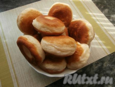 Таким образом, подливая масло в сковороду, пожарить все пончики. Готовые пончики остудить.