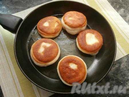 Затем перевернуть и жарить, пока не зарумянится вторая сторона. Крышкой сковороду накрывать не нужно.