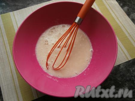 Расколотить содержимое миски венчиком, влить запенившуюся дрожжевую смесь и 2 столовые ложки растительного масла, перемешать.