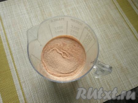 В тёплую воду (вода не должна быть теплее 40 градусов) всыпать дрожжи, размешать, оставить на 5-7 минут (дрожжи постепенно начнут работать, поверхность дрожжевой смеси запенится).