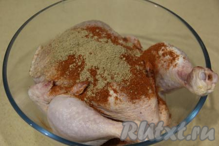 Промыть курицу водой, обсушить бумажным полотенцем. Присыпать тушку курицы солью и специями. В качестве специй я использовала паприку и карри.