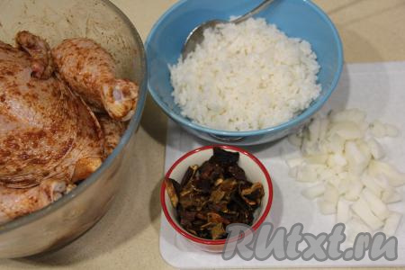 Теперь займёмся начинкой для фарширования курочки. Почистить луковицу и мелко нарезать. Рис я промыла, выложила в кастрюлю с кипящей подсоленной водой и отварила до готовности (в течение минут 15-20), затем слила лишнюю воду, рис немного остудила. Для фарширования курицы мне понадобилось 250 грамм отваренного риса.