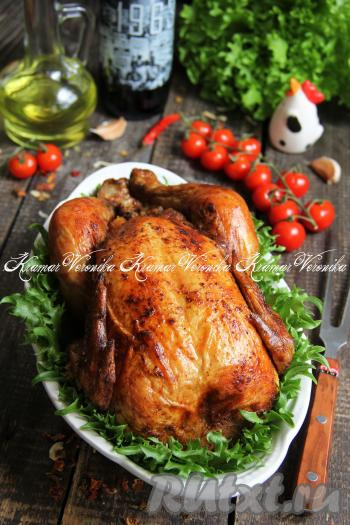 Сочную, ароматную, нежную курочку, фаршированную рисом, достать из духовки, затем переложить на блюдо и подать в горячем виде.