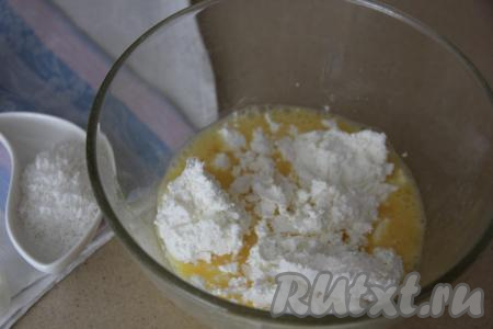 Добавить творог в яичную массу.