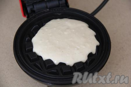 Электровафельницу хорошо разогреть, смазать створки маслом перед первой вафлей. Выложить 2 столовых ложки творожной массы (ориентируйтесь по размеру вашей вафельницы).