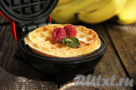 В холодном виде венские творожные вафли, приготовленные без сливочного масла, не теряют свою мягкость. Если у вас есть электрическая вафельница, обязательно порадуйте себя и своих близких этой нежной, мягкой и вкусной выпечкой!