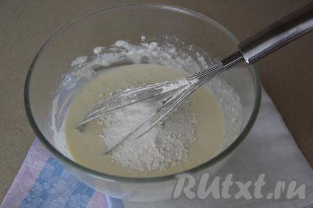 Хорошо перемешать массу венчиком. Всыпать разрыхлитель, частями добавить муку, перемешивая творожную массу венчиком до однородности.