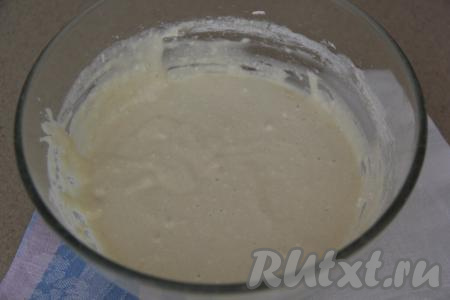 Творожная масса должна получиться в меру густой и воздушной. Если масса получилась жидковатой (многое зависит от величины яиц, влажности творога, наличии в тесте кокосовой стружки), тогда добавьте ещё немного муки, чтобы творожная масса стала нужной густоты.