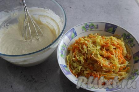 Капусту в конце тушения посолить по вкусу, убрать с огня и остудить.