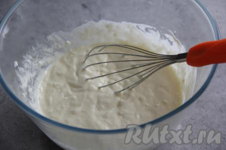 Хорошо перемешать венчиком смесь майонеза, яиц и сметаны.