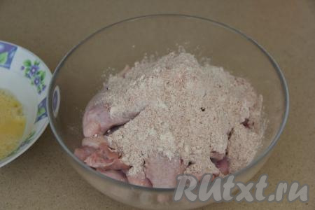 Перемешать муку с солью и специями, всыпать к куриным крыльям.