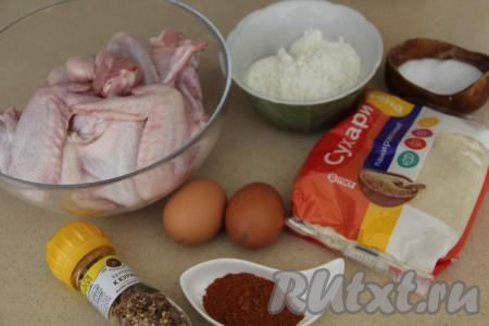 Подготовить продукты для приготовления куриных крылышек с хрустящей корочкой на сковороде. Отрезать у крыльев тонкую фалангу (в ней практически нет мяса). Промыть крылышки, обсушить бумажным полотенцем, а затем переложить в объёмную миску.