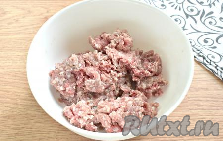 Готовый мясной фарш перекладываем в миску.