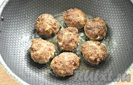 В сковороде разогреваем растительное масло. Перекладываем на сковороду заготовки котлет. На умеренном огне жарим котлеты с каждой стороны по 5-6 минут (до румяной корочки).