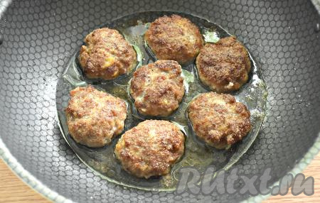 К обжаренным котлетам вливаем кипячёную воду, сковороду накрываем крышкой, даём воде закипеть. Убавляем нагрев плиты до минимума. Тушим котлеты после закипания воды 5 минут. 
