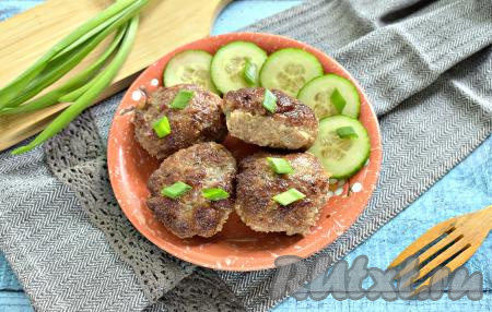 Котлеты, приготовленные из фарша с тёртой картошкой, получаются мягкими, сочными, к столу подаём горячими, дополнив свежими овощами или гарниром. Кстати, такие котлетки остаются вкусными и после остывания.